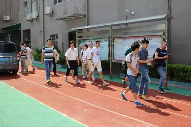 中高层会议在居众装饰培训职业学校召开,本次会议由谢治平总经理主持