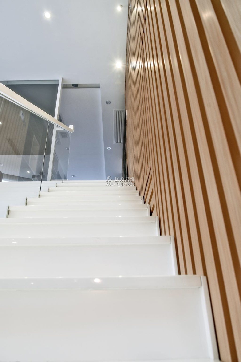 富湾国际320平方米现代简约风格复式户型楼梯装修效果图