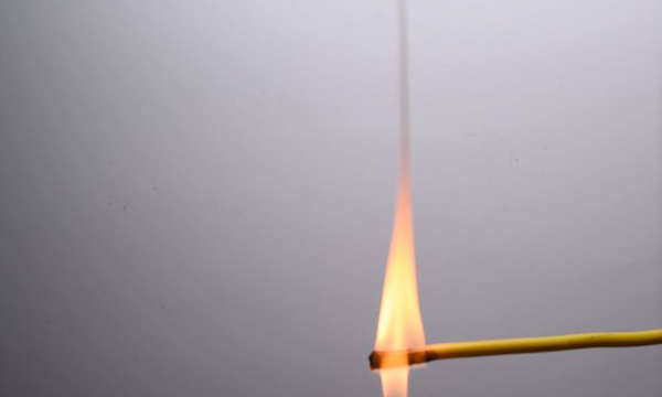 用打火机持续对着电线燃烧，直至电线绝缘层起火